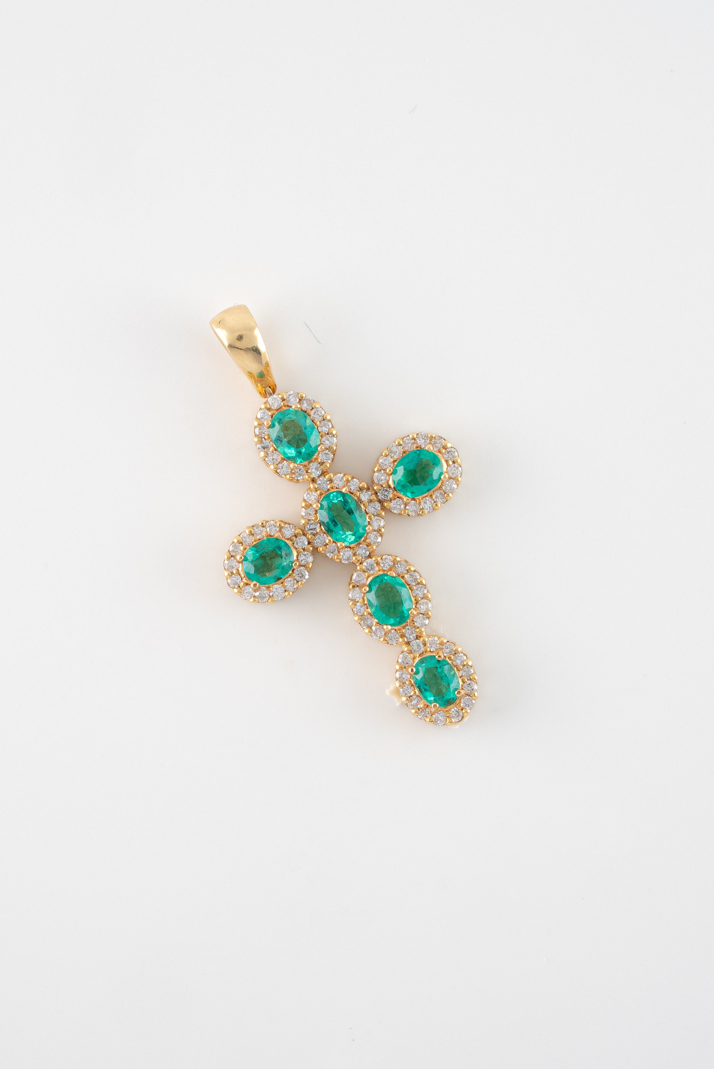 Dije Cruz Esmeralda y Diamante Oro Amarillo 18k /DED29/ M: 3 cms x 1,7 cms