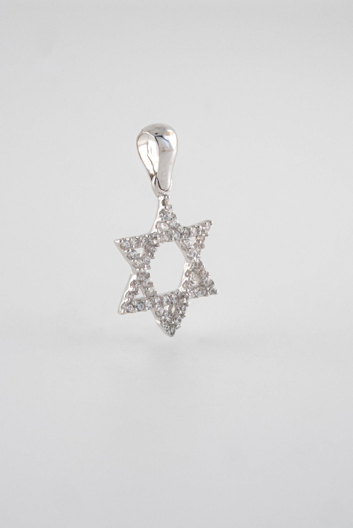 Dije Estrella David Circones Blancos Oro Blanco 18k / NA102 / M: 2 cms x 1,3 cms / P: 1,1 gr