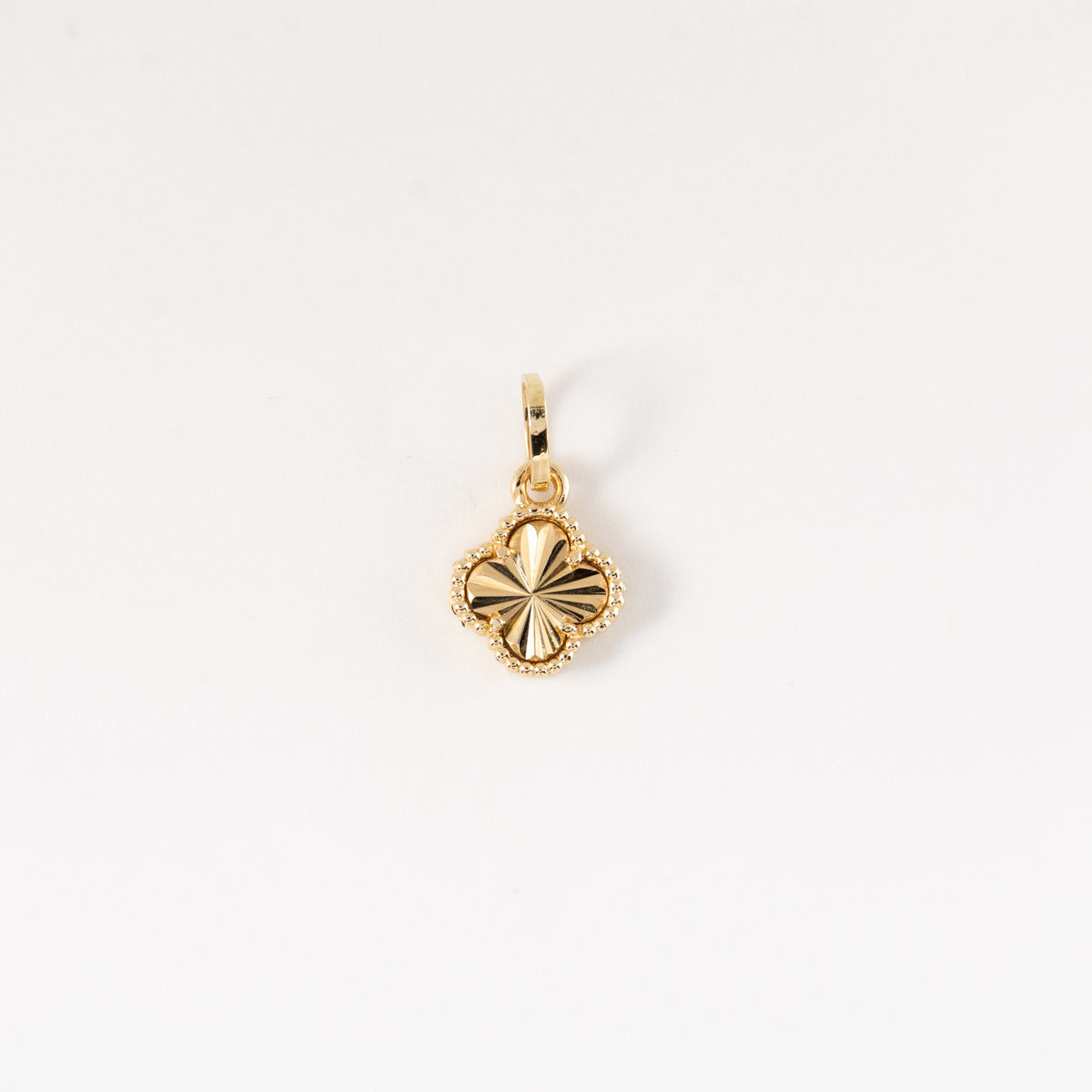 Dije Trebol Diamantado Oro Amarillo 18k / NA102 / M: 1.7 cms x 1 cms / P: 1.2 gr