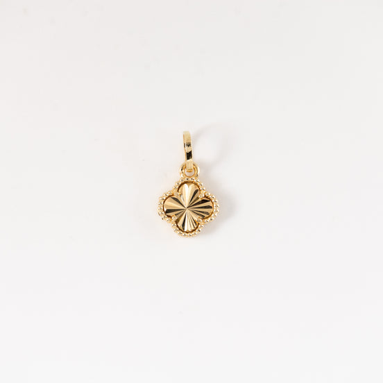 Dije Trebol Diamantado Oro Amarillo 18k / NA102 / M: 1.7 cms x 1 cms / P: 1.2 gr